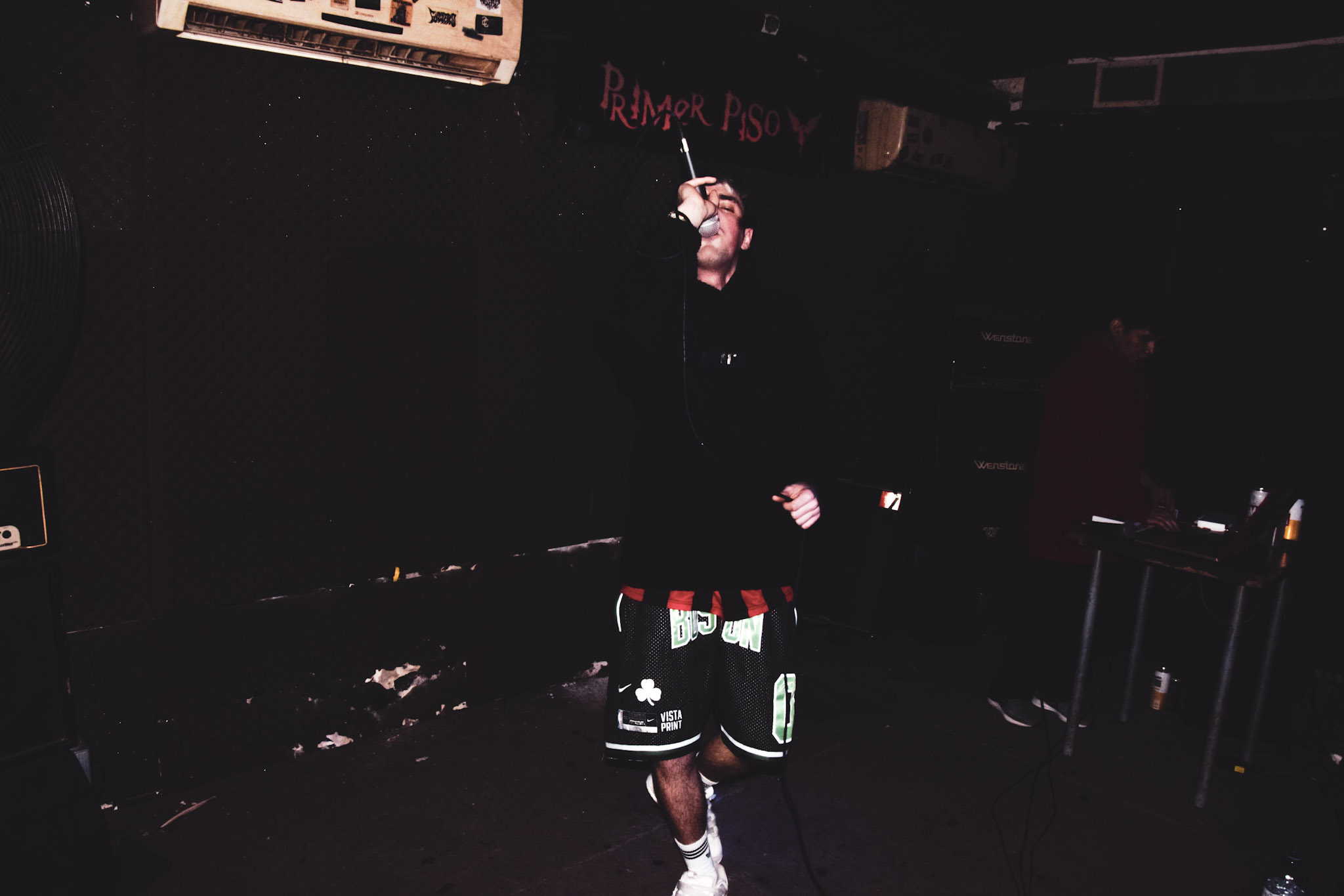 Leito cantando en vivo durante un show